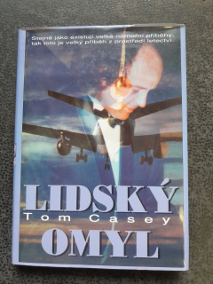 Lidský omyl - Tom Casey
